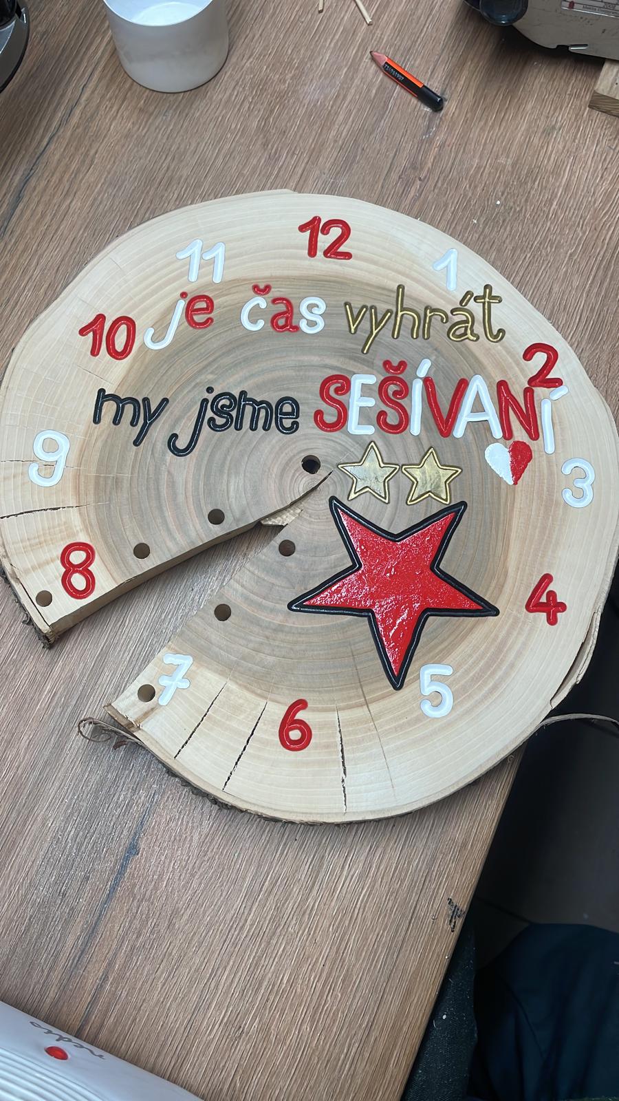 Nástěnné hodiny Je čas vyhrát